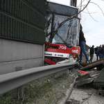 Átszakított egy zajvédő falat egy troli az M3-as autópálya budapesti kivezetőjénél