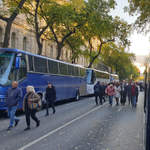 Járó motorral várták a buszok a Békemenet résztvevőit