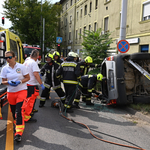 Csúnyán összetört és oldalára borult egy autó, emiatt zárták le az Üllői utat