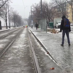 Balesetveszély ellen: menjen a sínek között, ha nem bír a tükörjéggel! – videó