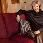 Theresa May modellt állt a Vogue világhírű fotósának