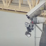Fedélzeti kamerás videón a baleset, amely után harminc méter magas hídról lógott le egy kamion