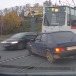 Videó: nem mindenhol lassít a villamos, ha autó áll a sínen