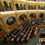 "Kellően nem egyértelmű" - Tovább száguldott a bolhacirkusz