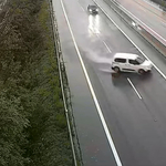 Félelmetes jelenség az aquaplaning, amikor elszabadul az autó – videó