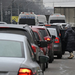 Bőröndökkel, gyalog érkeznek a Kárpátaljáról menekülők a magyar határra