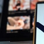Pornó, iskolai késelés: mit tud a francia elnök arról, hogy van-e módszer a fiatalkorúak kizárására a közösségi oldalakról?