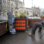 Ülősztrájkot kezdett a HÖOK-elnök a Parlamentnél - fotók