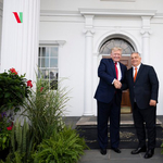 Orbán biztató üzenetet küldött Trumpnak a keddi meghallgatása előtt