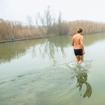 Hazai pálya: Tényleg megéri csobbanni egyet a téli Balatonban? (videó)