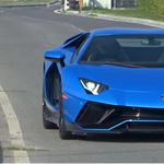 Kidugta a gyárkapun az orrát az egyik utolsó Lamborghini Aventador - videó