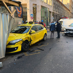 Összetört egy taxi meg egy autó a Dohány utcában