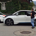 Videó: kiugrott a sofőr az ablakon, a BMW i3 nélküle is leparkolt