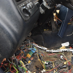 Fotók: Dühében darabokra tépte a kocsi belsejét az ügyetlen autótolvaj