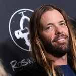 A Foo Fighters meghalt dobosa előtt tisztelgett Pink, Alanis Morissette és a Queen gitárosa is