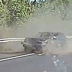 Videón, ahogy durrdefekt miatt szalagkorlátnak csapódik egy autó az M3-ason