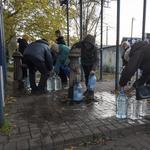 Hosszú sorokban állnak vízért az emberek Kijevben az orosz rakétatámadások után