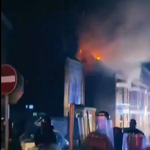 Rasszista zavargás tört ki egy észak-írországi városban, az összecsapásokban 15 rendőr sérült meg