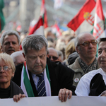 Üzentek a Budapestre látogató Merkelnek a békemenetesek