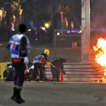 Tűzgömbbé vált Grosjean autója a Bahreini Nagydíj rajtja után – videó