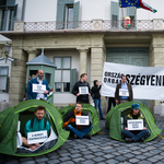 Tüntetők körében zajlott az őrségváltás a Sándor-palotánál