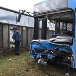 Frontálisan ütközött egy autó és egy BKK-busz Kőbányán – fotók