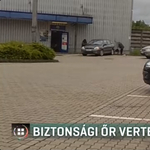 Gumibottal vert meg egy biztonsági őr egy férfit Kaposváron - videó