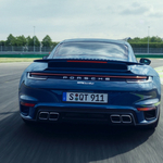 Itt a gyengébb Porsche 911 Turbo, ami még mindig 580 lóerős