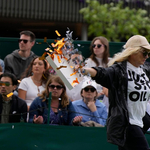 Nyugdíjas klímaaktivisták támadtak környezetbarát konfettivel Wimbledonban – videó