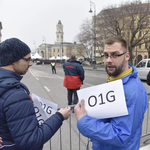 Videó: Biztonsági őr verte le a DK-s aktivista szemüvegét a Várkert Bazárnál