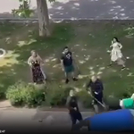 Videón, ahogy szándékosan elgázolnak két embert Pécsen