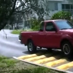 Találkozott már ostoba fekvőrendőrrel? Ilyennel szinte biztos, hogy nem – videó