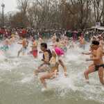 A legbátrabbak ma fürdőruhában ünnepeltek - a Balatonban!