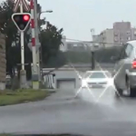 Érdemes megnézni, mit művelnek az autósok egy vasúti átjárónál – videó