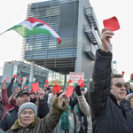 Néhány száz tüntető, 60 rendőr - ilyen volt a tüntetés az MTVA székháznál