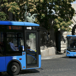 50 fok a vezetőfülkében, 32 fok az irodában: a buszsofőröket, a vasutasokat és a postásokat sem kíméli a hőség