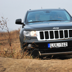 Jeep Grand Cherokee terepen: mint kés a vajban