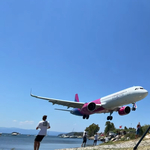 Szinte súrolta a turisták fejét a rekordalacsonyan landoló Wizz Air-gép – videó