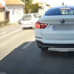 Büntetőfékezgetésbe kezdett a városi busz előtt a megsértődött BMW-s – videó