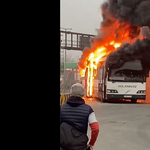 Lángba borult egy busz az egyik budaörsi benzinkút közelében – videó