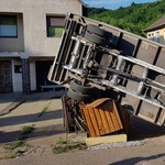 Ellopott egy teherautót egy 17 éves srác, majd beborult vele egy ház udvarába