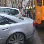 A nap fotója: szabálytalanul parkoló Audi A8 miatt állt az 51-es villamos