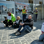 PM-esek láncolták oda magukat Orbán új hivatalához a Várban - fotók