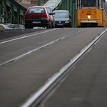 A villamossínre, majd a falnak hajtott egy autó a Fővám térnél