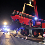 Fotók: patakba hajtott busz, elaludt a sofőr