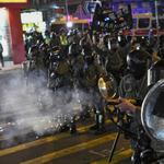 Tízezrek vonultak az utcára Hongkongban, összecsaptak a tüntetők a rendőrökkel