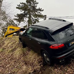 Két autómentő emelte ki a gödi Feneketlen-tónál landoló Porschét – videó