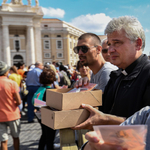 Konrad atya furgonnal járja a várost, és önkényesen visszakapcsojta az áramot a szegények házában