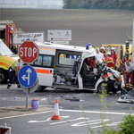 Mentőautó tört rommá az M1-esnél, ketten megsérültek - fotó