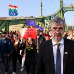 A Fővám téren tüntetett Hadházy Ákos, majd az emberekkel elindult a Szuverenitásvédelmi Hivatalhoz, ám végül a Margit hídig jutottak